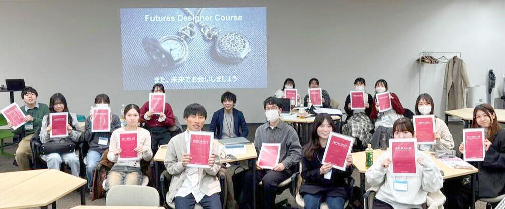 修了証を手に集合写真（株式会社メンバーズ本社）