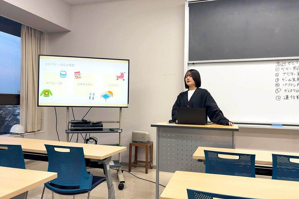 プレゼンする1期生ゼミ長の錦戸悠月さん