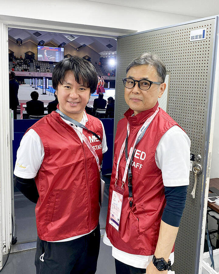 「卒業生と工藤教授」卒業生の佐野さんは工藤ゼミのOBです。