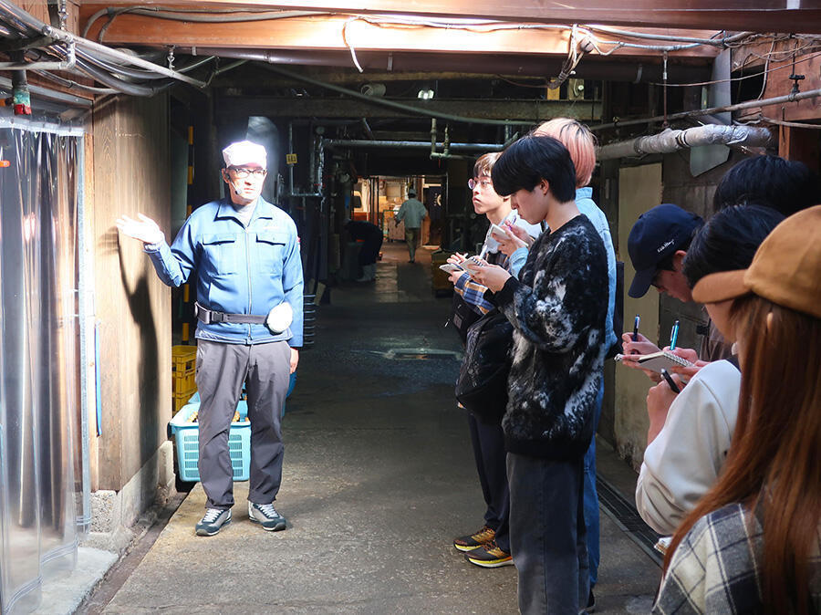 釜田社長の説明を聞く学生たち