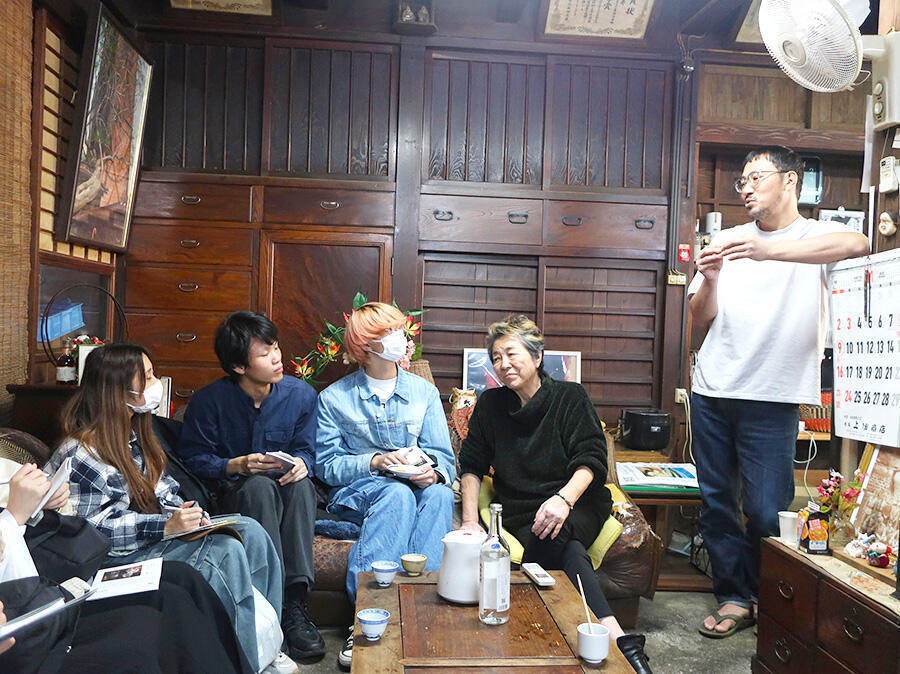 寿福酒造場で吉松絹子代表と吉松良太杜氏の説明を聞く学生