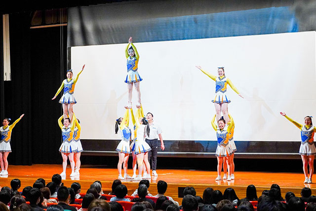 目白大学ガイダンスでのチアリーディング部演目（新宿）