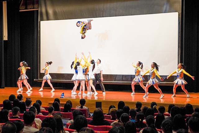 目白大学ガイダンスでのチアリーディング部演目（新宿）