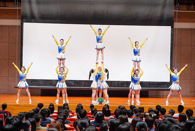 目白大学ガイダンスでのチアリーディング部演目（新宿）